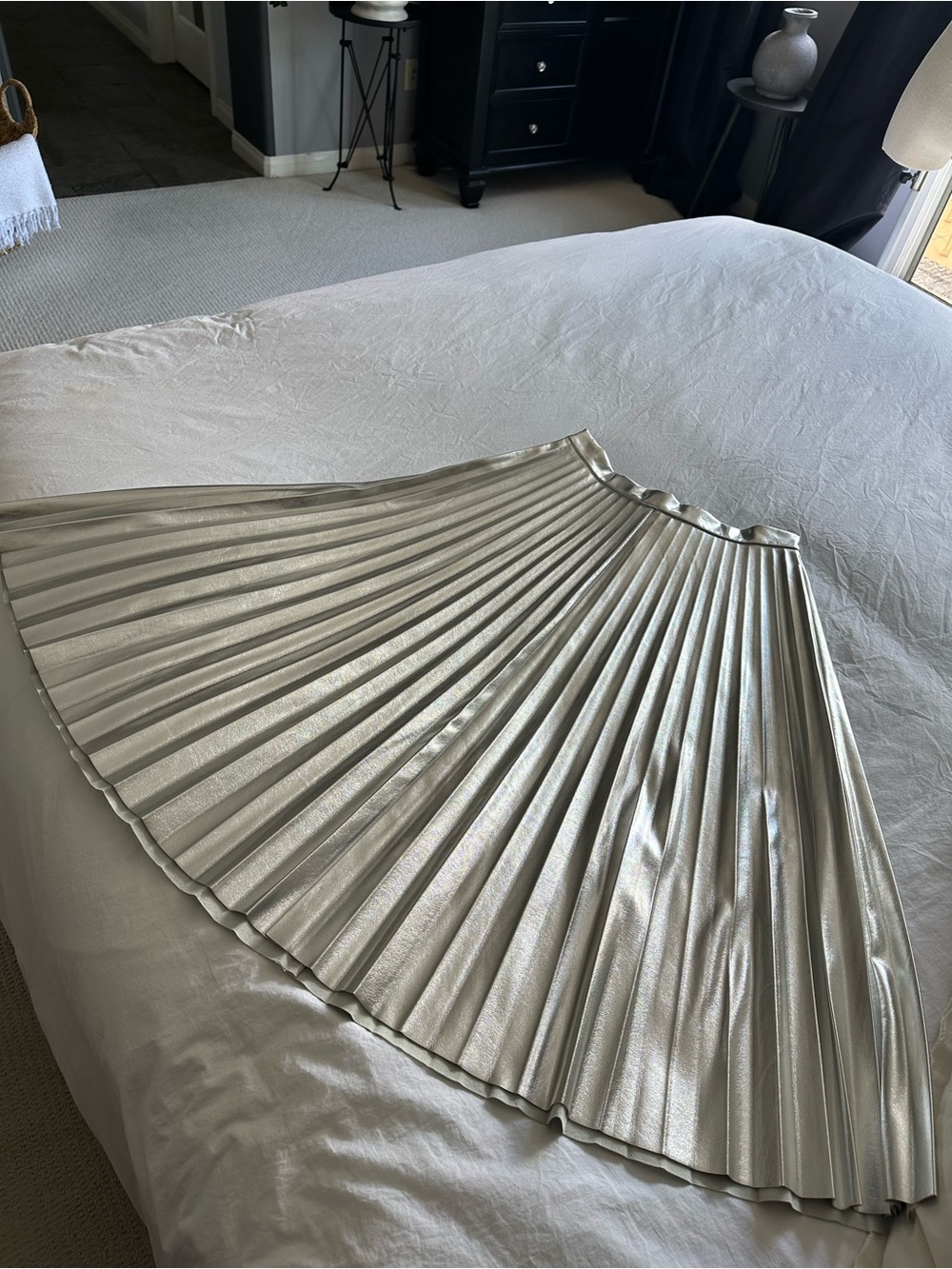 Scoop metallic pleated midi skirt in silver, size medium - Picture 5 of 13
